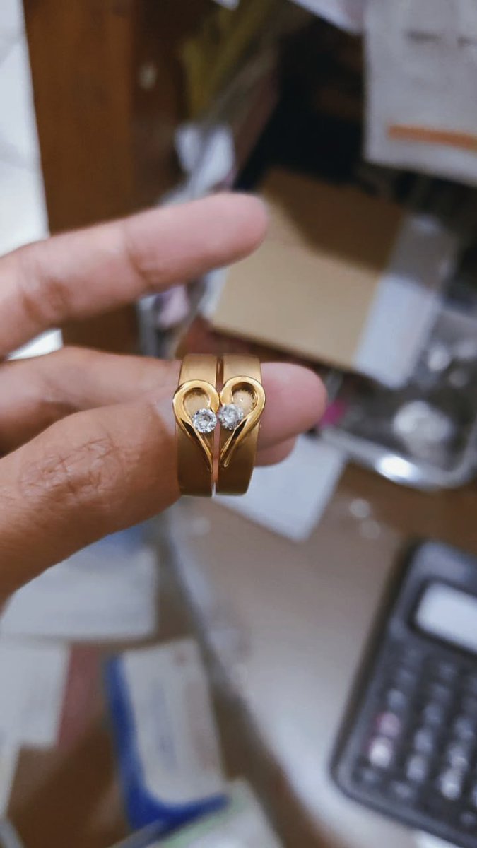 Nicolsaputraa's tweet photo. Cincin sudah siap,hubungan malah disudahi lingkaran besi yang tak berarti https://t.co/RX9aT1BJly