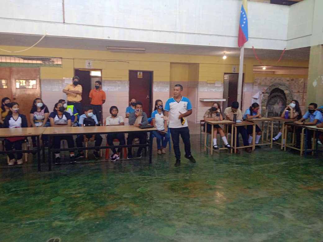 En esta mañana realice encuentro con los estudiantes OBE de Media General del Municipio #Ribas desde las instalaciones de La ETIN la Victoria.
<a href="/_LaAvanzadora/">Yelitze Santaella</a> @_NancyOrtuno_ <a href="/RosangelaOrozco/">Rosangela Orozco</a> <a href="/Soykarinacarpio/">Karina Carpio</a> <a href="/leoalvacabrera/">Prof. Leonardo Alvarado</a> @ZE_Aragua <a href="/juancarlospsuv/">Juan Carlos Sanchez</a>