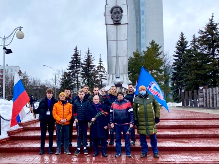 #мц #мцаувд #московскийцентр 
22 февраля ветераны и молодые специалисты филиала «МЦ АУВД» ФГУП «Госкорпорация по ОрВД» приняли участие в торжественном мероприятии - митинге, посвященном Дню защитника Отечества.
atcm.ru/novosti/803-to…