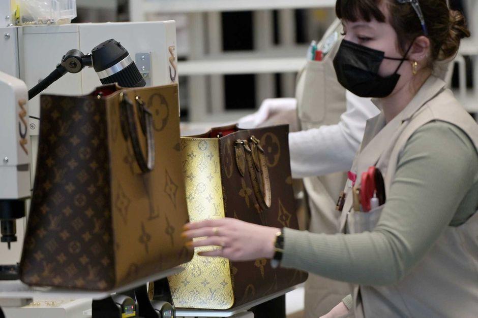 ParisMatch's tweet photo. Louis Vuitton inaugure officiellement deux nouveaux ateliers https://t.co/KgnBaQAXxI https://t.co/TU5SBtyktc