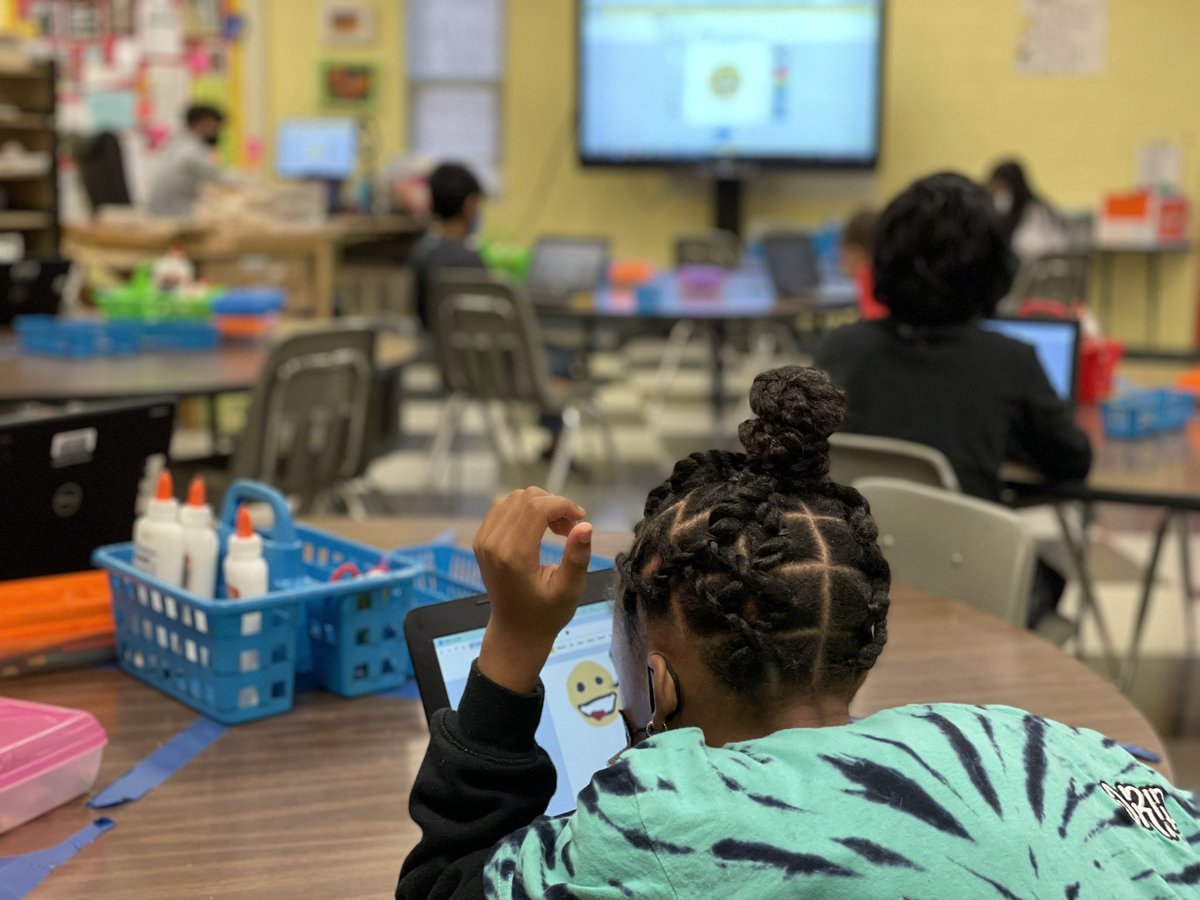 therealmrsdeal's tweet photo. Mr. Logan, a Teacher for Tomorrow from @GAHS_Official, taught a lesson to @EchoLakeElem 2nd graders about creating digital art and adding details using #BrushNinja. @HCPS_Innovates #DLDay https://t.co/m3YPYN7FYA