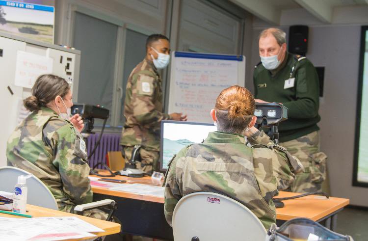 🚨Instruction : Alors que leurs aînés sont en #PrepasOps à Canjuers, #NosJeunesOps de la formation technique de spécialité (FTS) apprennent à guider des tirs d’artillerie sur simulateur. #ÀLaHauteur