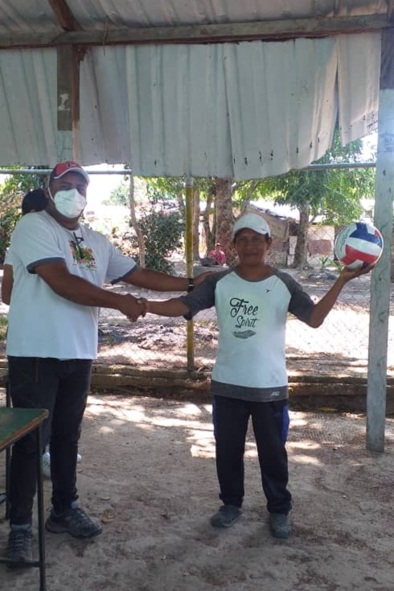 #22Feb|| Por instrucciones del Presidente @nicolasmaduro y la alcaldesa <a href="/mirabal_yamilet/">Yamilet Mirabal</a>, <a href="/inaderma1033/">INADERMA1033</a> realizó la entrega de dos balones, en la comunidad Socorro de Galipero, para las prácticas de voleibol y fútbol campo en dicho sector, a propósito del mes de la juventud.