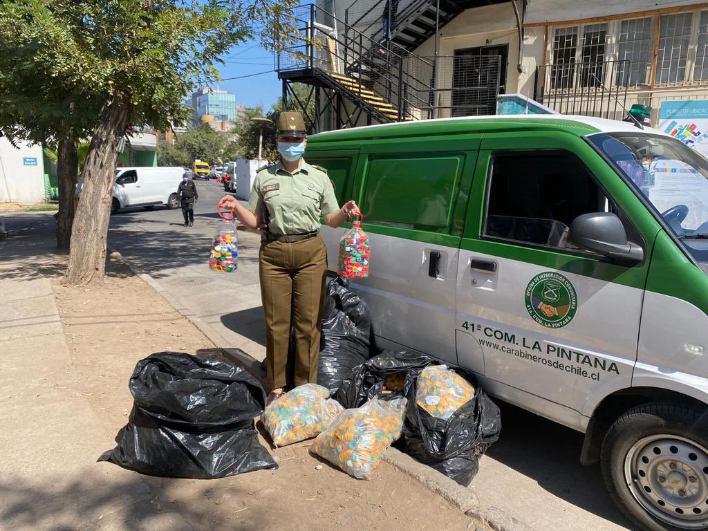 CarabPrefecSur's tweet photo. #LaPintana: Carabineros de la Oficina de Integración Comunitaria realizan campaña en beneficio de los niños con cáncer en el Hospital Calvo Mackenna. #CarabinerosDeTodos https://t.co/Y4SeiRlmWB