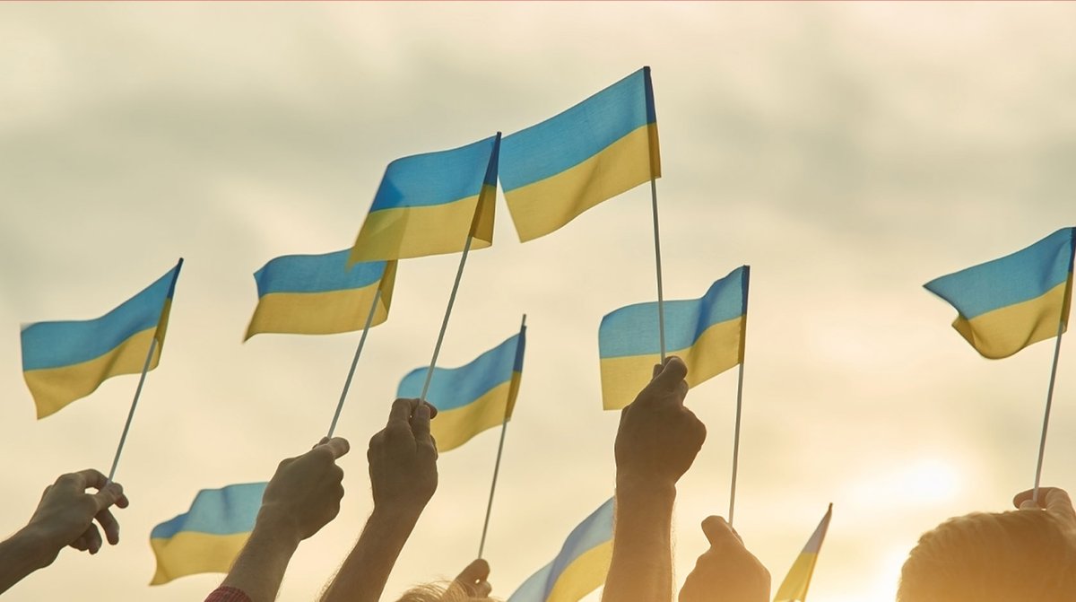 В связи с нападением России на Украину, на Латвийском радио, как и на других европейских общественных радиостанциях, в знак солидарности с украинским народом сегодня в 18:00 звучит государственный гимн Украины.