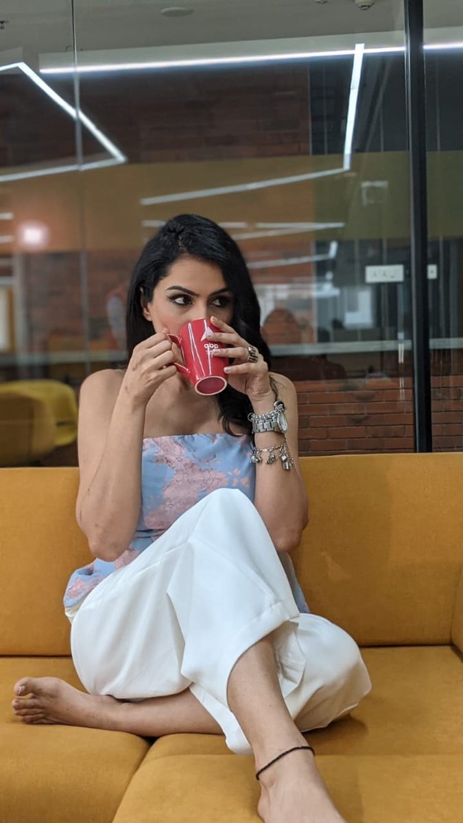 ads_arora's tweet photo. Have this very bad habit of putting my feet up while sitting .... Even in office 🤦🏻♀️
#inbetweenshots #candidshots #behindthescene #bts https://t.co/qcdSw321Vs