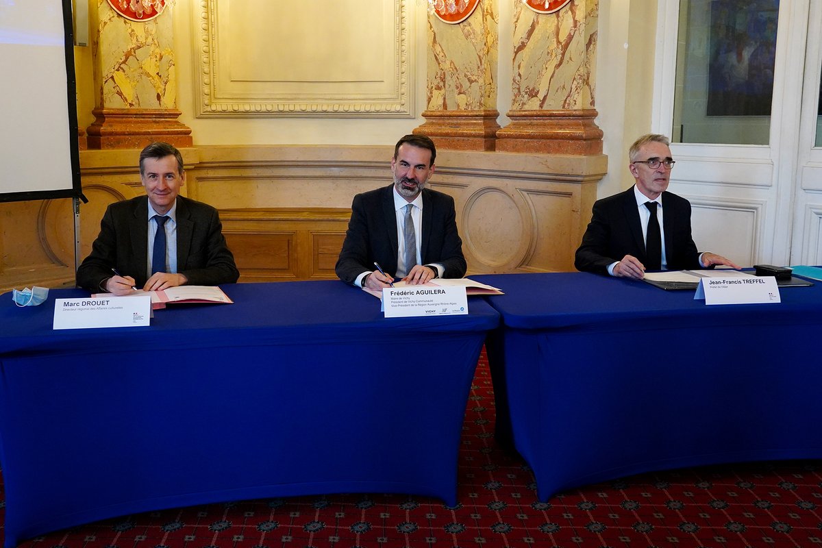 [#Patrimoine] Cet après-midi, Marc Drouet, Directeur Régional des Affaires Culturelles, Jean-Francis Treffel, <a href="/Prefet03/">Préfet de l'Allier</a>, et <a href="/Aguilera_Fred/">AGUILERA Frédéric</a>, Maire de Vichy, ont signé la convention en faveur de la protection, de la conservation et de la valorisation du #patrimoine de Vichy.