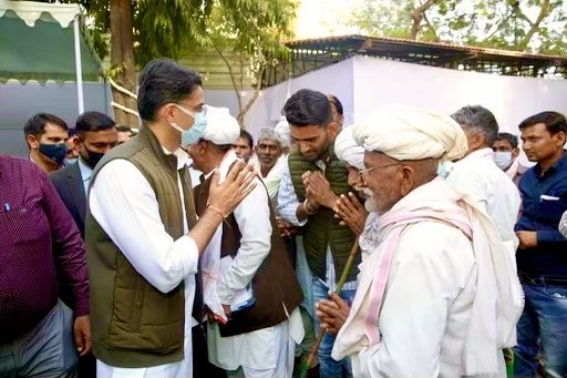 SachinPilot's tweet photo. आज घर पर प्रदेश के विभिन्न क्षेत्रों से पधारे हुए सामाजिक संगठनों, कार्यकर्ताओं एवं लोगों से मुलाकात की। https://t.co/XhDAu6obnJ