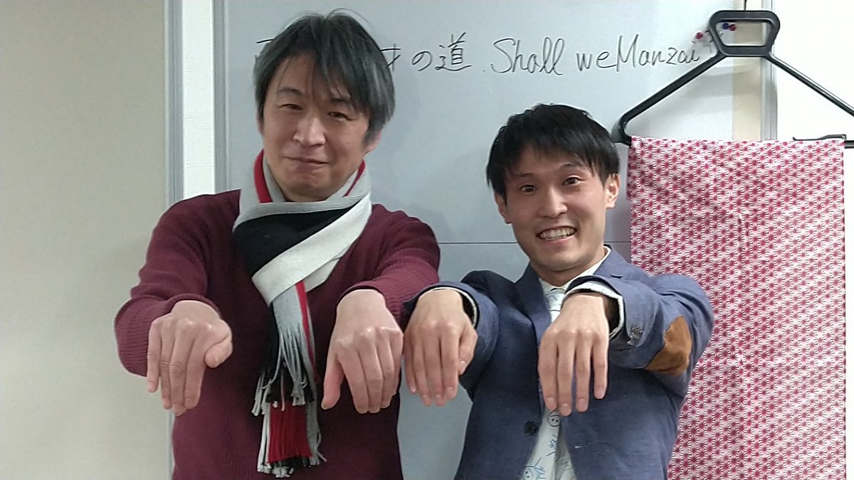 archerk3148's tweet photo. かけるの漫才を見に行ったつもりが、自分やることに！初めての漫才は怖くもあり、楽しくもあり、新鮮でもあり。しかも私がボケっていうね。リスク飛び込み過ぎやろ(笑)
その場でネタ作りから始まって60分間で仕上げてお見せする企画。かけるに全てをゆだねました。
かけるありがとう！
#百人漫才 https://t.co/j0OHExPrAH