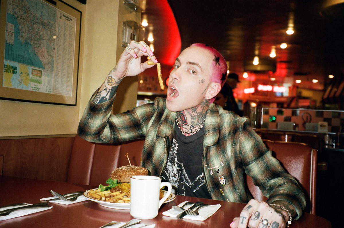 iamblackbear's tweet photo. pov were on a date at black bear diner https://t.co/E3YsC6HKbY
