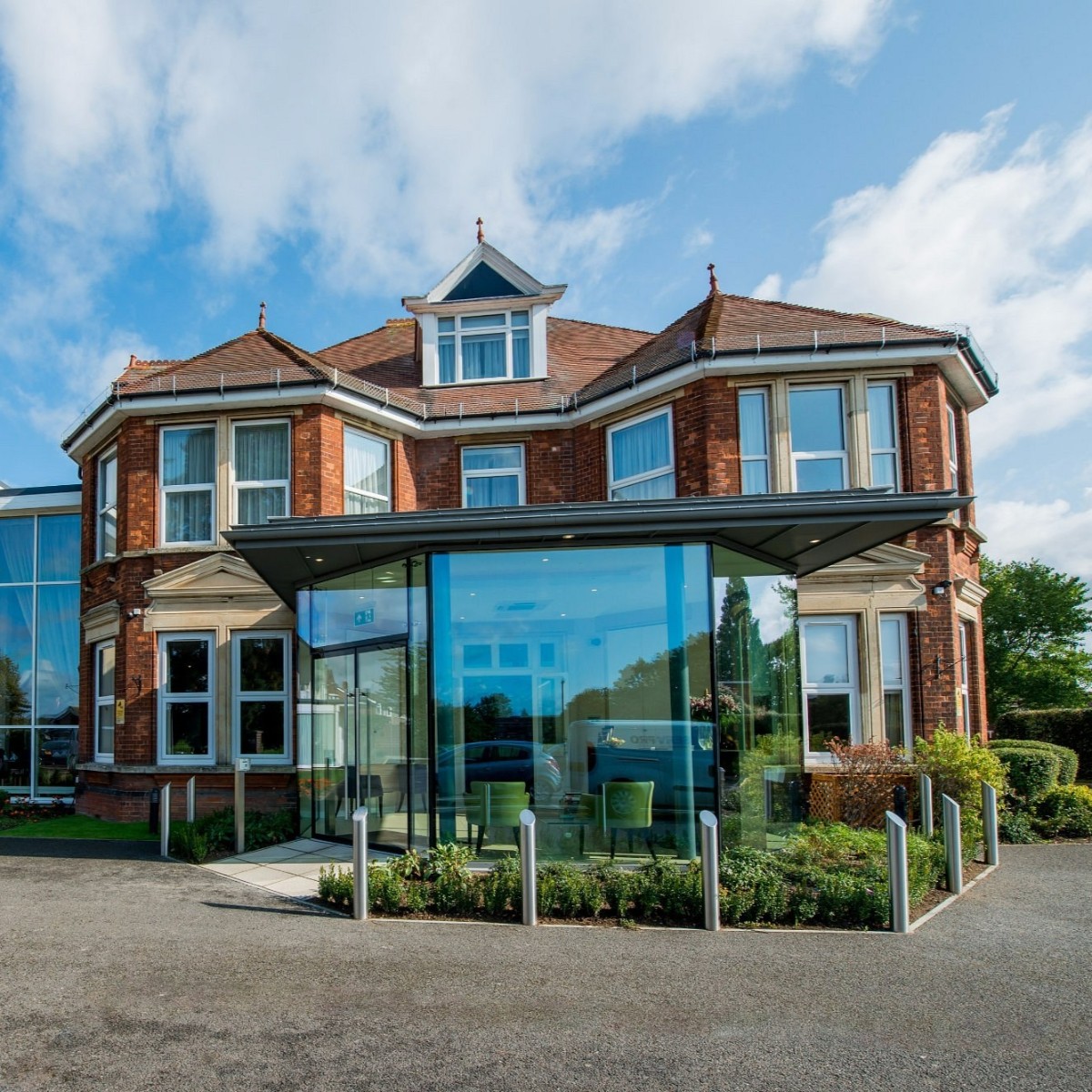 There’s no place like The Stanwell Hotel this #MothersDay💐

Pop in for food, or stay with us to enjoy Spring Family Raceday at <a href="/AscotRacecourse/">Ascot Racecourse</a> 🏇