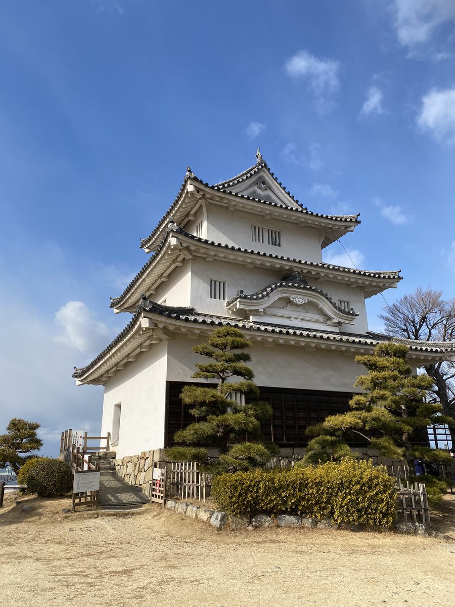 上げ損ねてたが丸亀城にも寄った。3年以上ぶりに訪れたら、鉤縄使えそう〜とかいう感想を持った 