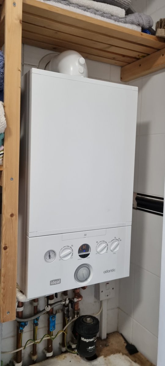Gasjet1995's tweet photo. New Ideal boiler installed locally, happy customer https://t.co/0vxsE7FnMz check out our 5* reviews...... https://t.co/HgNjsLNxqR