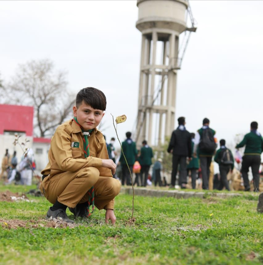 HashimRazaktk's tweet image. Young Scouts showed love for Pakistan 🇵🇰 by participating in Prime Minister @ImranKhanPTI's Spring Tree Plantation Campaign Today.

#HRKTK #SpringPlantation #Plant4Pakistan #Plant4Pak