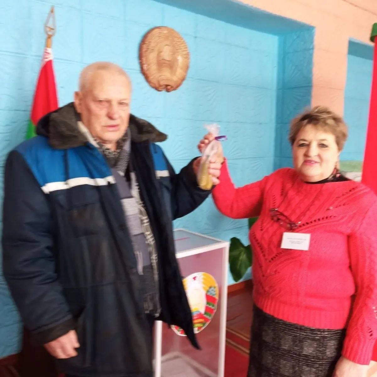 Житель деревни Старая Белица первым пришел на досрочное голосование. За это он получил в подарок несколько малосольных огурцов в пакете.