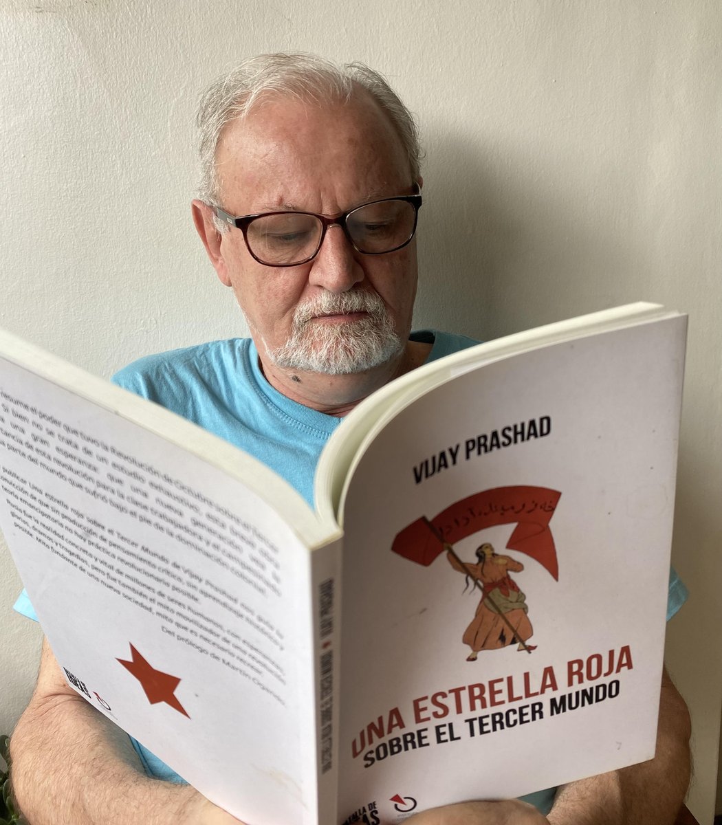 vijayprashad's tweet photo. A successful #RedBooksDay2022! Hundreds of thousands of people joined to read Red Books from one end of the planet to the other. Favourite pictures: @stedile_mst reads Red Star in the @Batalla_e_ideas edition; Komita of @JanamTheatre eavesdrops in Delhi. https://t.co/NsRYdN6M0k