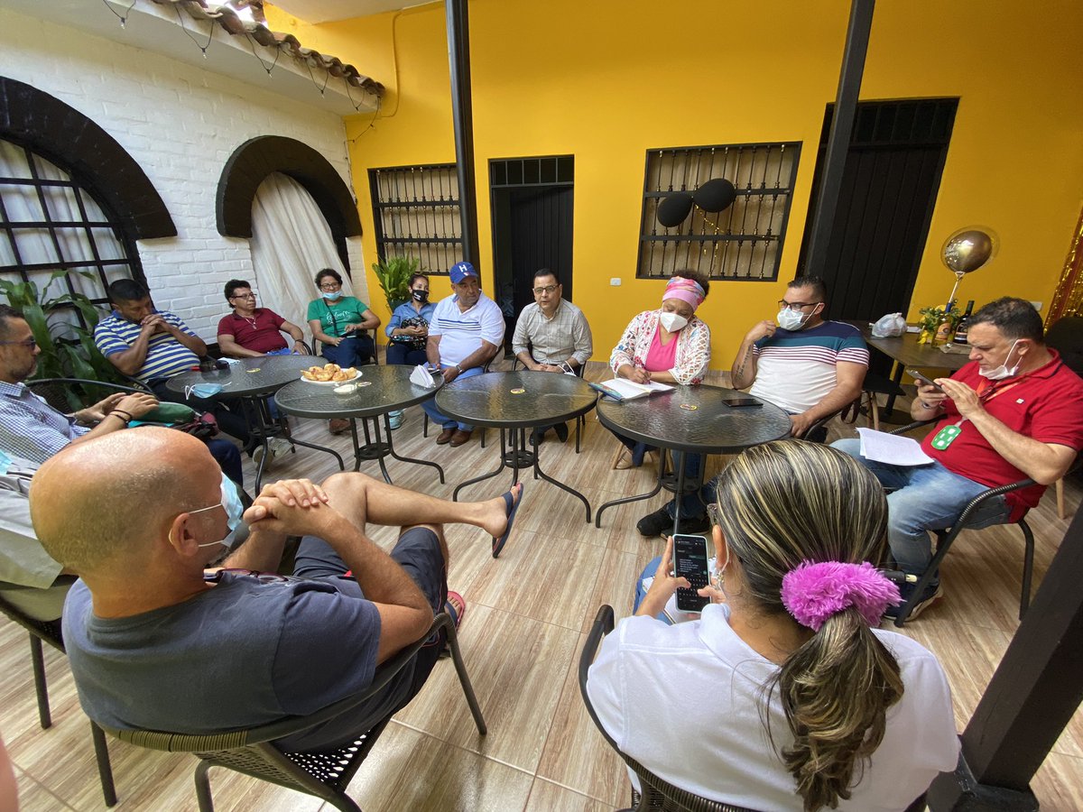 fjmurielandrade's tweet photo. Con la Fundación Vid de Oro del Mpio. de #Bolívar la @CvcAmbiental y @SENA_RValle planeamos las acciones de fortalecimiento del sector Gastronómico de la región a través de la Cocina Ancestral y la realización del tradicional “Festival de los Antojos” en su versión 34. https://t.co/A23qeoEnlA