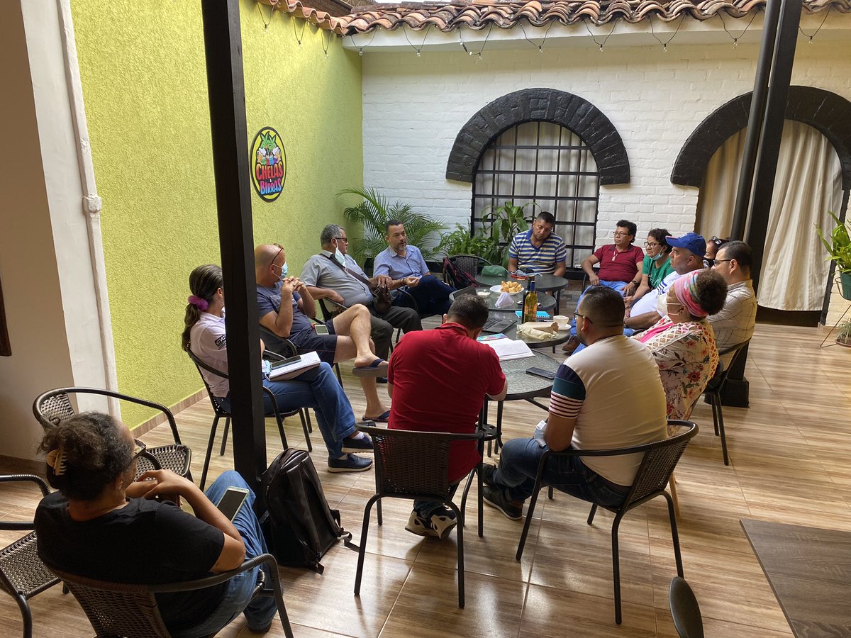 fjmurielandrade's tweet photo. Con la Fundación Vid de Oro del Mpio. de #Bolívar la @CvcAmbiental y @SENA_RValle planeamos las acciones de fortalecimiento del sector Gastronómico de la región a través de la Cocina Ancestral y la realización del tradicional “Festival de los Antojos” en su versión 34. https://t.co/A23qeoEnlA