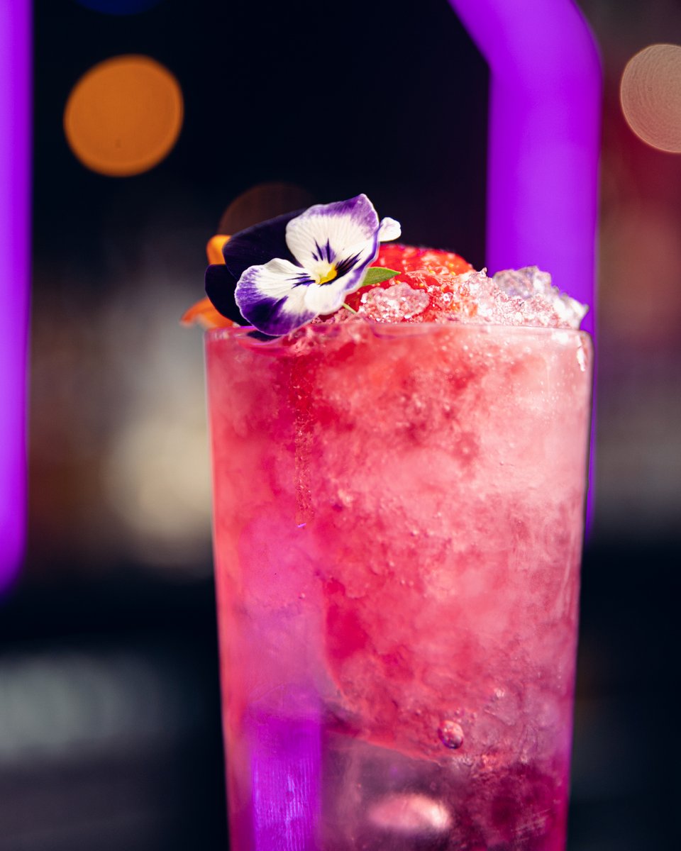 Insta-worthy cocktails. 📸🌸 
Our 2-4-1 cocktails are available ALL DAY Thursdays and Sundays, and Fridays from 12-5pm. 🥂
Book online today: bit.ly/purplepeacockb…