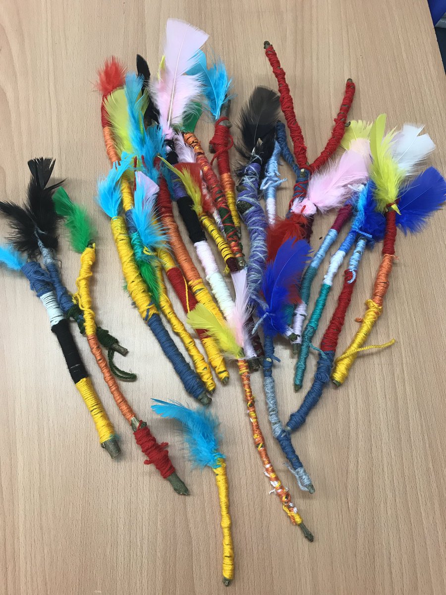 EppingUplandsch's tweet photo. A tree outside Owls’ classroom blew down in Storm Eunice and there were so many sticks lying around. We thought, let’s do some art…#stickwrapping #wandmaking #naturecrafts https://t.co/TiFHgXbCXT