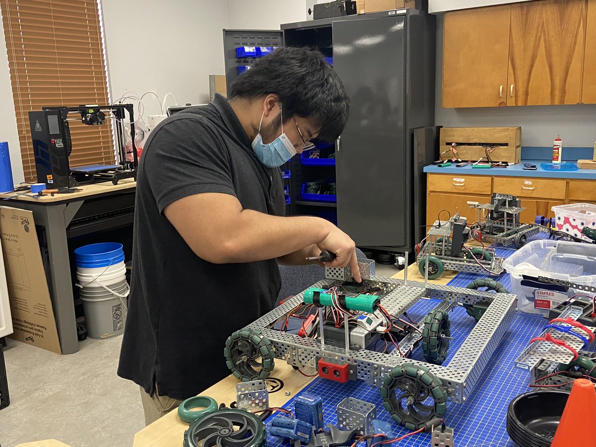 LamarCoCTE's tweet photo. Engineering II students finished their robotics projects! #LCCTErealskills https://t.co/kfgXB9lus5