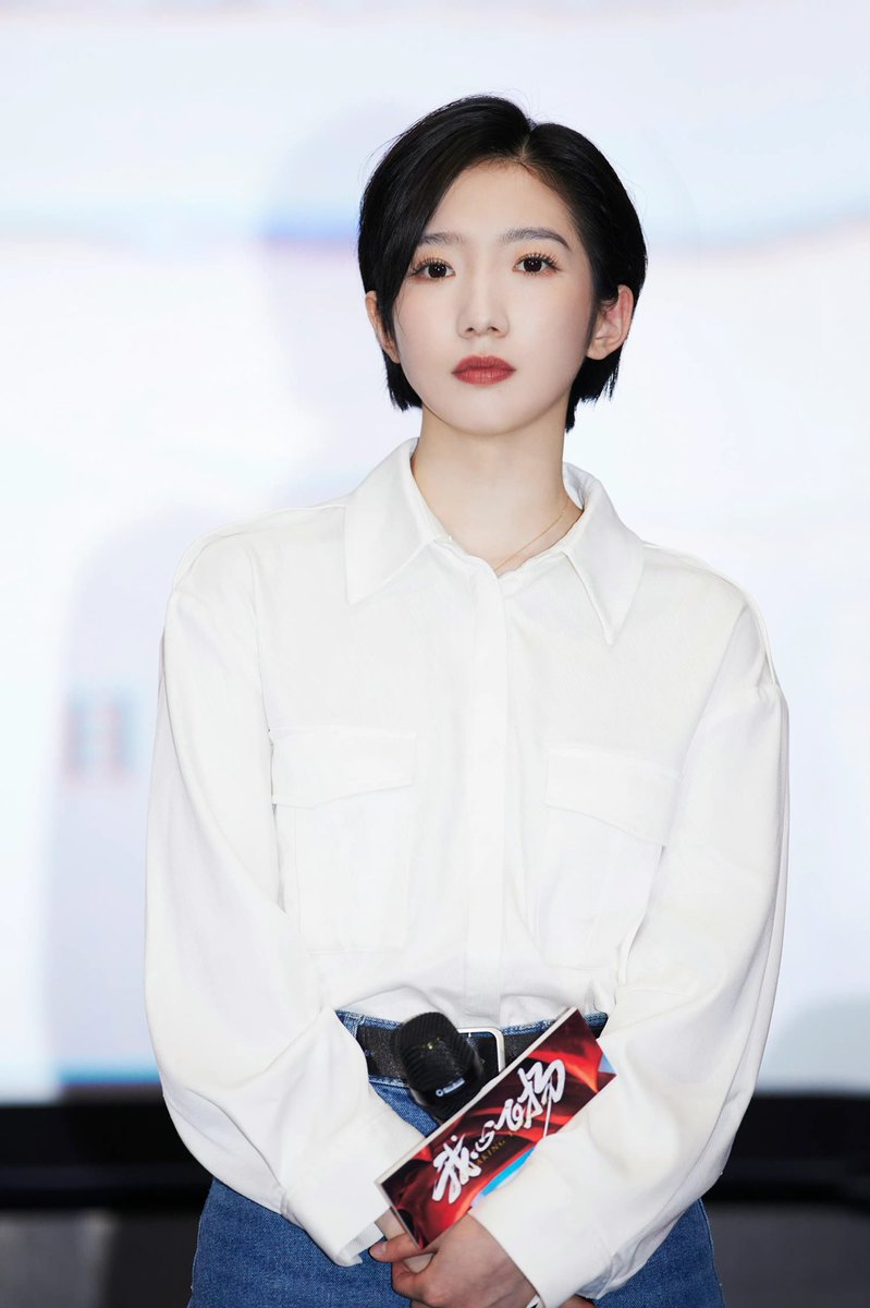 #MengMeiqi attends the premiere screening of her film #BreakingThrough 

More pics - m.weibo.cn/7473152886/473…
