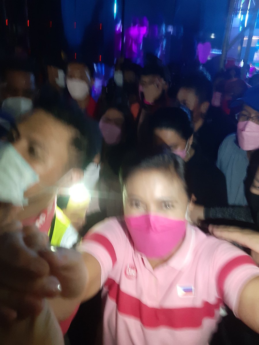 kimmokimmoki's tweet image. I know this is not my best shot but this shows how genuine VP @lenirobredo is. She&apos;ll look at you in the eye when she talks with you and would even hold your hand with no reservations. Look at that mesmerizing stare. Oh my #pinkheart 💗

#CDOisPink