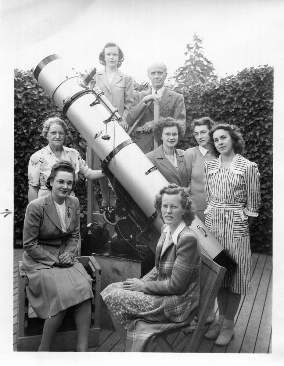 murciaclasesing's tweet photo. 1957 vicente aguirre en ricote valley murcia profesor astronomy in the university. he bought the rural house .its perfect position no neighbours. quiet .lots of land. now again in 2018 we recuperate the old house of the astronomer for airbnb booking. 62083894foto of his students https://t.co/M1OCmayJtt