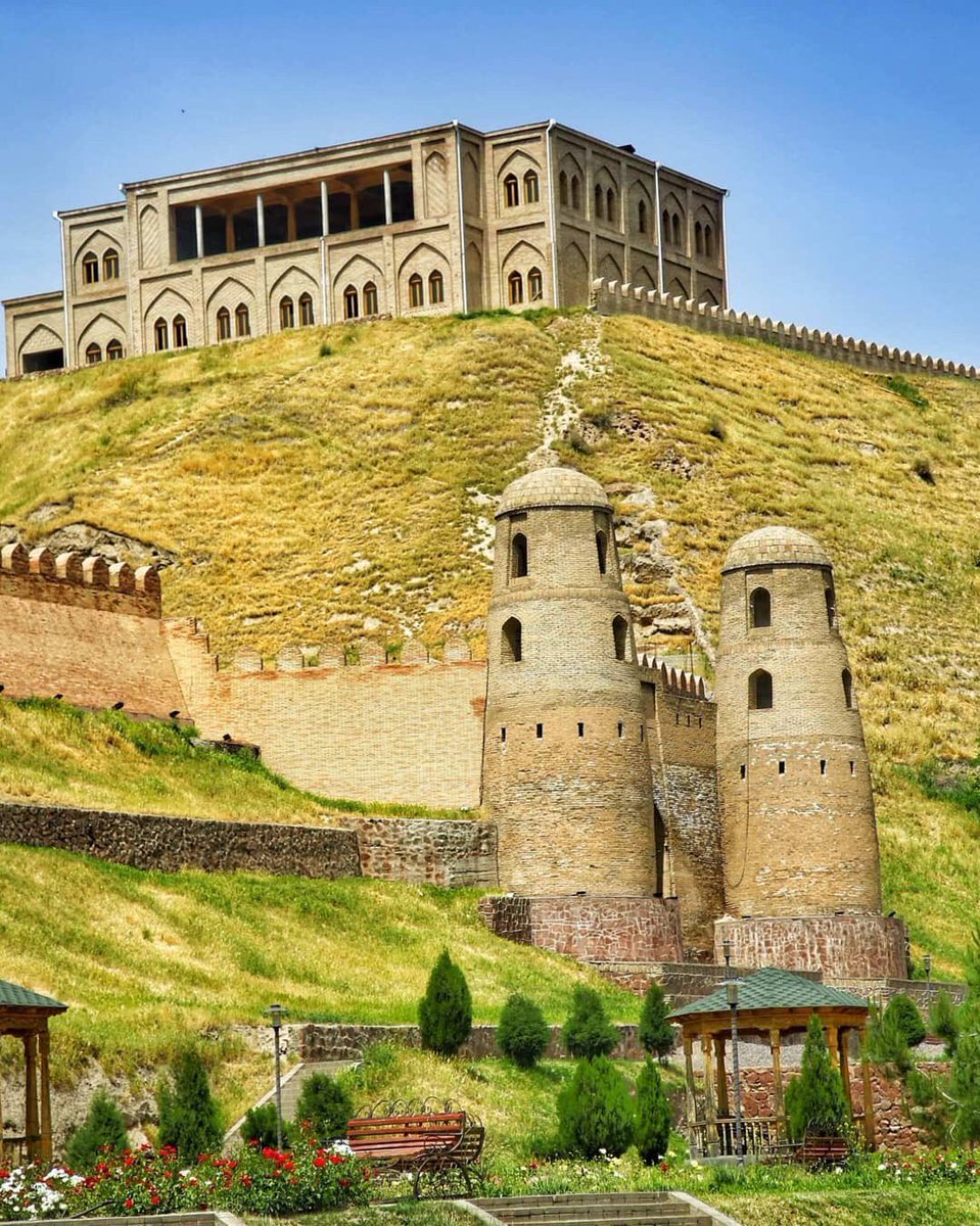 TajikUnity's tweet image. #OURBEAUTIFULTRANSOXIANA 
🤎
——

Hissar Fortress in Western Tajikistan. One of the most beautiful cities in the country with multiple historical cites some dating back as far as year 500.

Tajikistan is the land of Beauty, History and most of all; Tajiks 💚🇹🇯