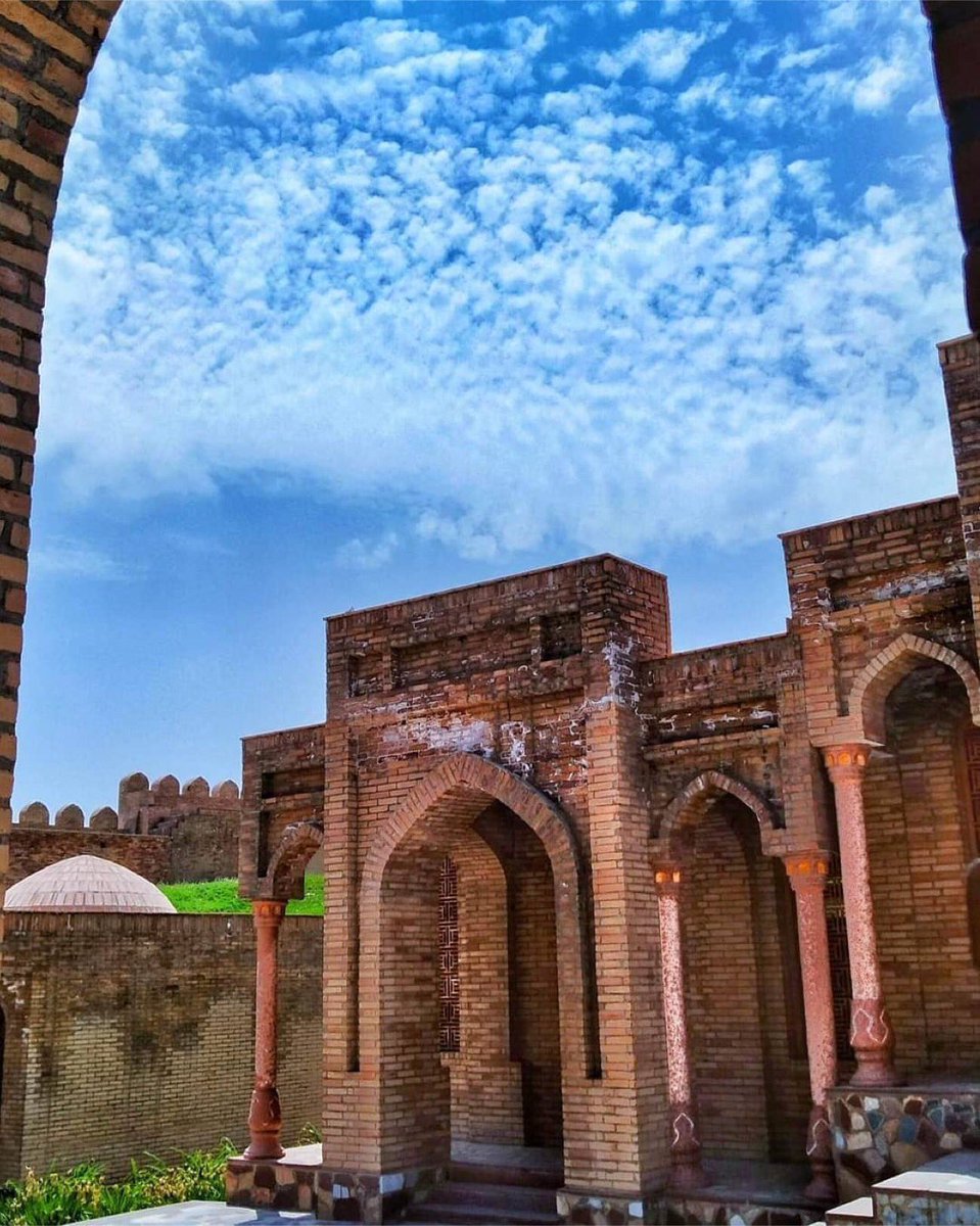 TajikUnity's tweet image. #OURBEAUTIFULTRANSOXIANA 
🤎
——

Hissar Fortress in Western Tajikistan. One of the most beautiful cities in the country with multiple historical cites some dating back as far as year 500.

Tajikistan is the land of Beauty, History and most of all; Tajiks 💚🇹🇯