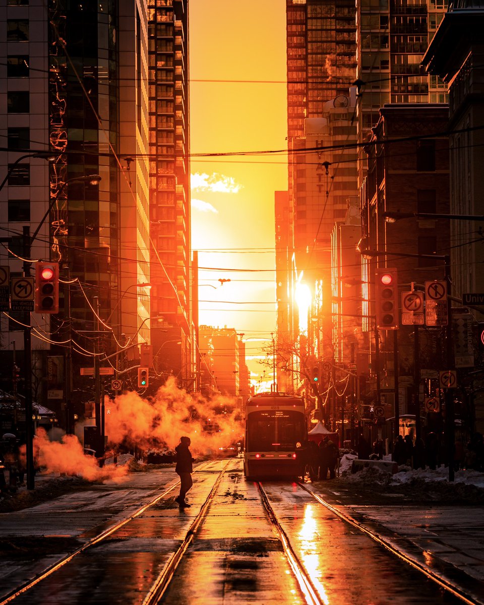 ThisIsAflah's tweet photo. First Henge of Toronto in 2022! #NFT #NFTCommunity #nftart #toronto #canada #photography #photooftheday #sunset #goodmorning https://t.co/dD8sgQ2Lj1