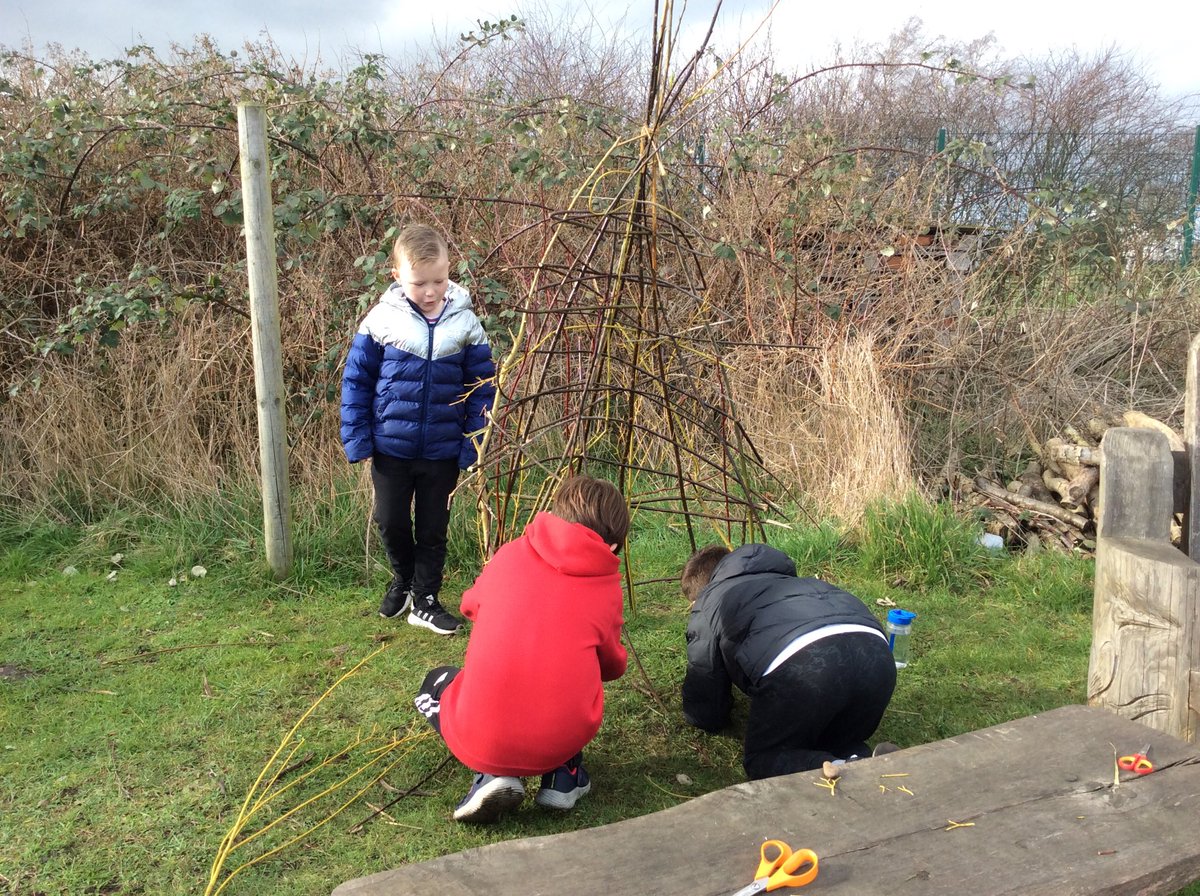 HTAClassDuck's tweet photo. Year 5D had great afternoon in Ecoland building dens. Such great teamwork 😊 #HTAAspires https://t.co/9gJLedS55K