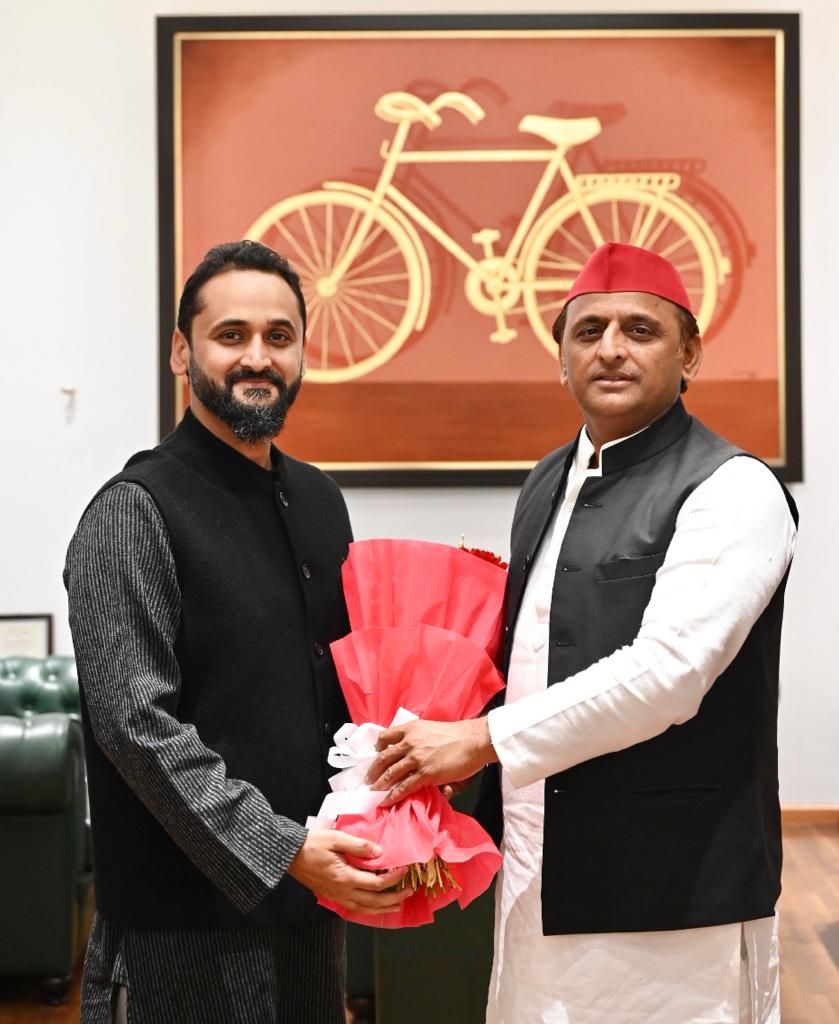 samajwadiparty's tweet photo. उत्तर प्रदेश के पूर्व मुख्यमंत्री स्वर्गीय हेमवती नंदन बहुगुणा जी के नाती श्री मयंक जोशी जी ने माननीय राष्ट्रीय अध्यक्ष श्री अखिलेश यादव जी से की शिष्टाचार भेंट। https://t.co/yBB9CaAWVv