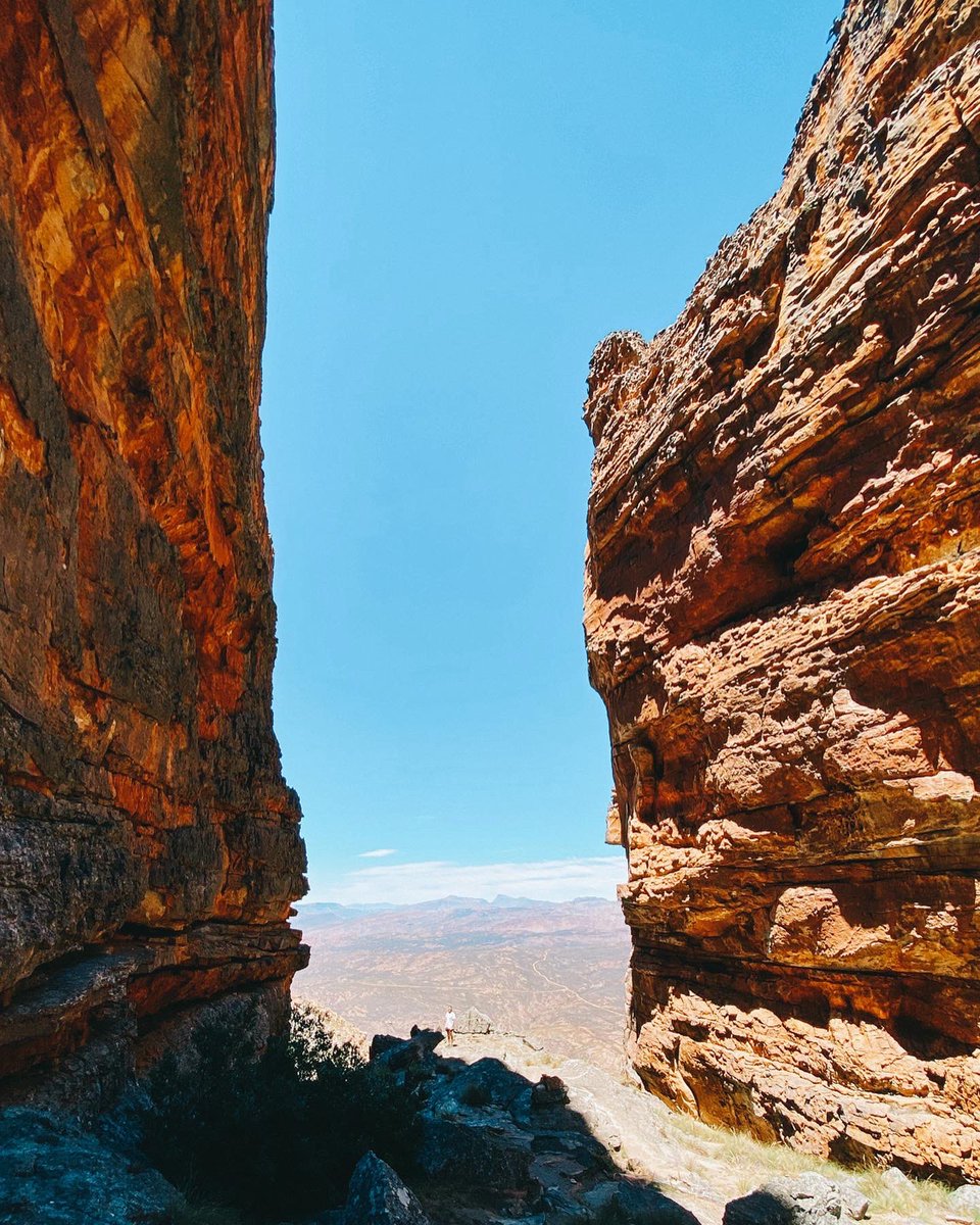 LocalKnowledge_'s tweet image. ‘Best job I ever had’ ☀️ Working on the weekend sucks…well…not all the time 🌅 For us, it involves hiking to the iconic Wolfberg Archways to film digital guides for the Local Knowledge Travel App 🤙🏻 Like I said…best job I ever had #localknowledge