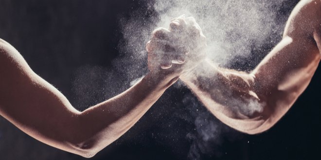 рука тренера. спортсмен жмет. тренер руки на бок картинка. упражнения для хоккеистов в тренажерном зале. рука тренера.