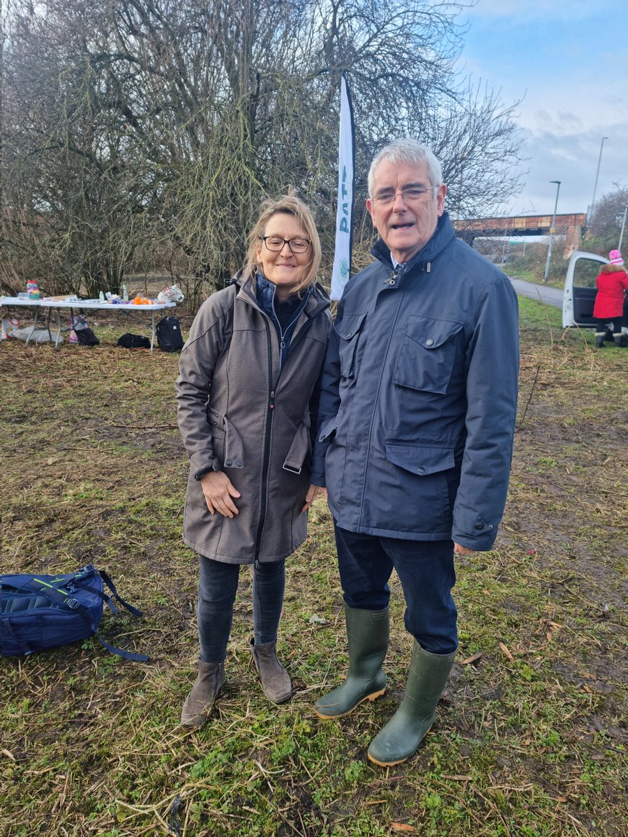 ERLieutenancy's tweet photo. #ERLordLieutenant joined volunteers to plant trees together with @TreesforCities @Hullccnews @OHOF6 @East_Riding supporting #QueensGreenCanopy at the Lozenge #Hull  #plantatreeforthejubilee #onehullofaforest @QGCanopy #ERLieutenancy @HowdensJoinery https://t.co/5tTOKvZGEL