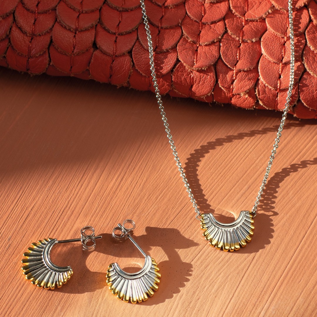 Radiance Golden brings hope, a sense of positivity and whimsical optimism.
.
.
#Radiance #KitHeath #ImWearingKit #SilverJewellery #SilverJewelry #JewelryOnline #SilverJewelleryForWomen #StyleOfTheDay #JeweleryShop #JewelleryLover #JewelleryDesign #LoveSilver #LoveKitHeath