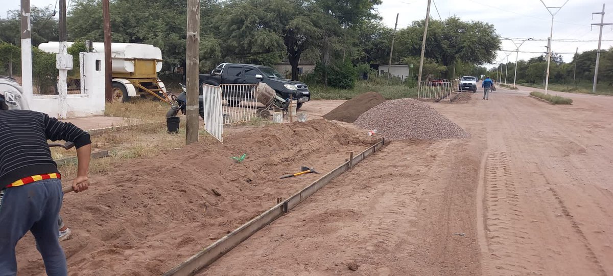 marceberna1's tweet photo. Comenzamos con la construcción de cordón cuneta en Av San Martín, desde calle 20 de Junio hasta el Club Atlético Sumampa!! Seguimos trabajando para nuestra gente!! Gracias @GZamoraSDE por todo su apoyo!! Sigamos trabajando juntos por todo lo que falta hacer!! Vamos por Mas!!! https://t.co/dLXt7izlzA