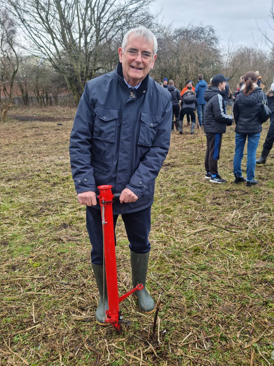 #ERLordLieutenant joined volunteers to plant trees together with @TreesforCities @Hullccnews @OHOF6 @East_Riding supporting #QueensGreenCanopy at the Lozenge #Hull #plantatreeforthejubilee #onehullofaforest @QGCanopy #ERLieutenancy @HowdensJoinery