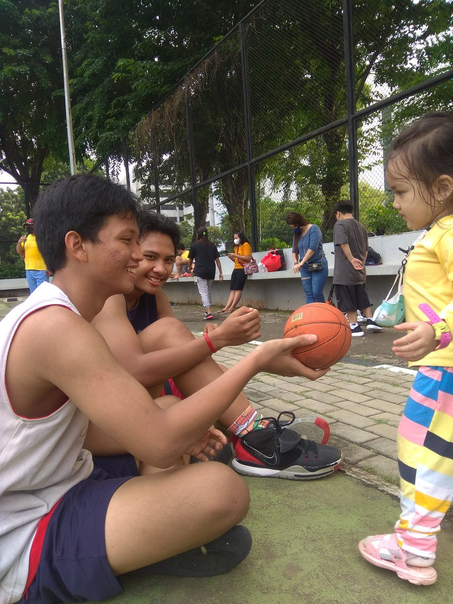 AspacJr's tweet photo. Selesai latihan duduk santuy di pinggir lapangan. Yang mau ikutan datang aja yaaa... https://t.co/zlgRcHgFls