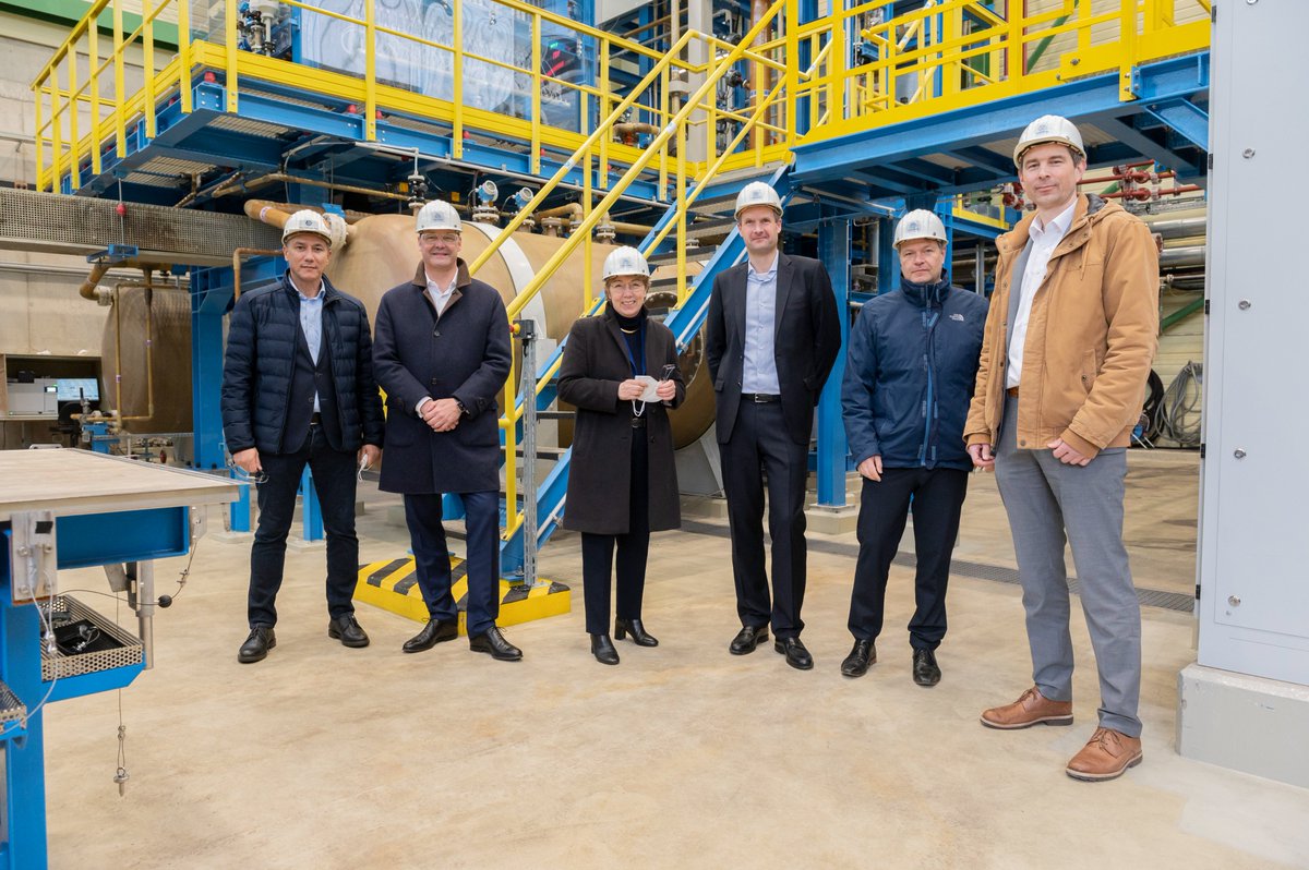 (1/2) Bundesminister für Wirtschaft und Klimaschutz Robert #Habeck war heute zu Besuch bei #thyssenkrupp an Europas größtem Stahlstandort. Der Minister zeigte sich überzeugt, dass die „Stahlbranche zum Aushängeschild der klimaneutralen Wirtschaft werden kann“. @BMWK