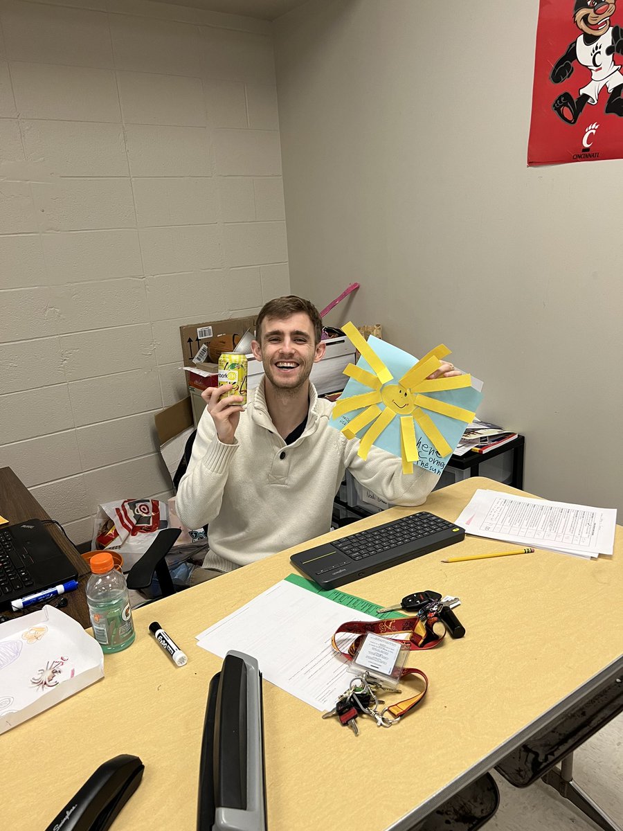 ErickaMThompson's tweet photo. It’s raining outside but the sun is SHINING on these @summitbees inside! Thankful for all of your hard work in your first year @FHSchools. #embarkfh @JoeyLoebker @PintoArtTeacher https://t.co/A5VE2xdUU6