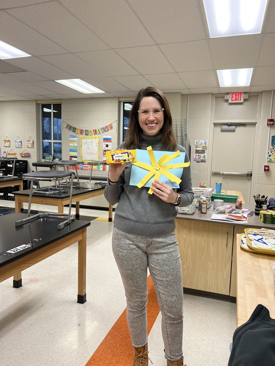 ErickaMThompson's tweet photo. It’s raining outside but the sun is SHINING on these @summitbees inside! Thankful for all of your hard work in your first year @FHSchools. #embarkfh @JoeyLoebker @PintoArtTeacher https://t.co/A5VE2xdUU6