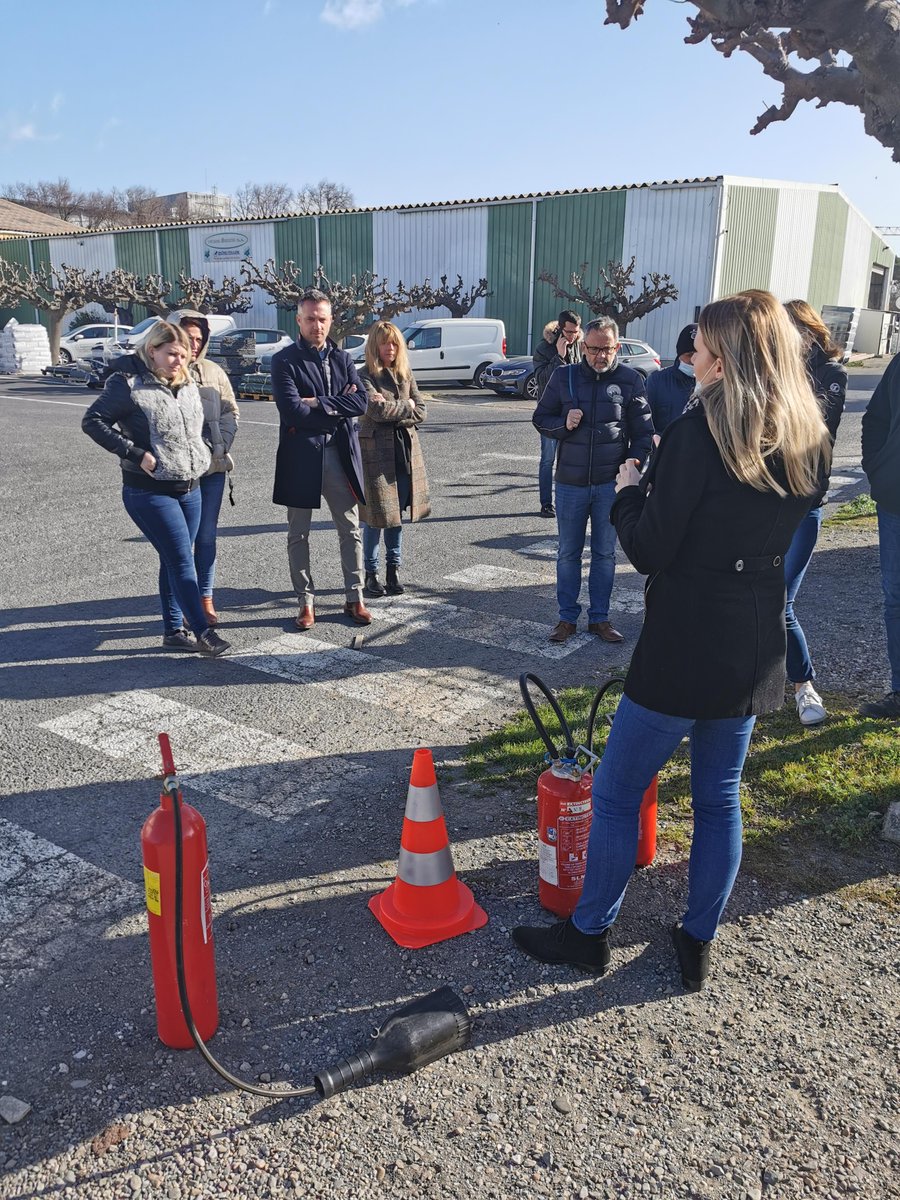 perislanguedoc's tweet photo. La formation de nos équipes est essentielle et s’intègre dans notre démarche #RSE .Elles sont formées à la #prévention et à la sécurité en cas d’incendie. Une formation s’est déroulée aujourd’hui au siège de l’entreprise Péris, animée par le #PAFIncendie. 
@Occitanie #Béziers https://t.co/s9JLFz36Pp
