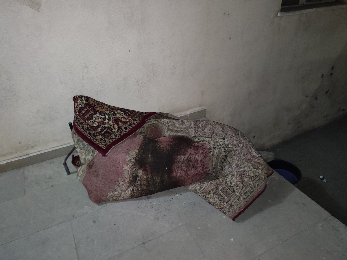 Əvəz Hafizlini bu xalçaya büküb zibil maşınında gətirmək istəyiblər. Polislər yaxın durmayıb. Deyib ki, biz bu murdara əl vurmarıq. Həmkarı Teymur Kərimov nəşini götürüb.