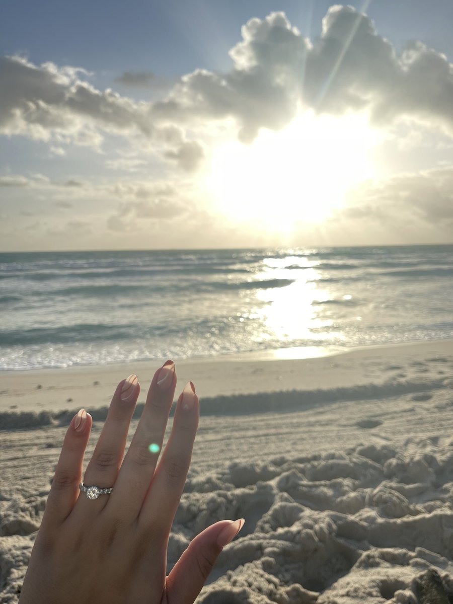 ladylalax33's tweet photo. IM A FIANCÉ YALL. 2.22.22. https://t.co/8gRFLmmqqu