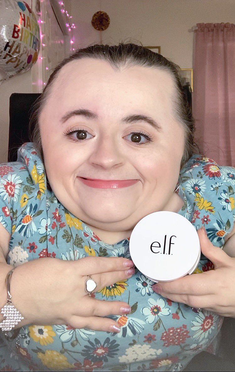 Makeup_Hannah15's tweet photo. Iโm so obsessed with the new @elfcosmetics camo powder foundation itโs amazing for oily skin! ๐ฏ #elfcosmetics #motd๐ #ootd๐ #newmakeup #makeupismypassion #makeupobsesssed #makeuplover #newfoundation #drugstoremakeup https://t.co/9AYemjq5XR