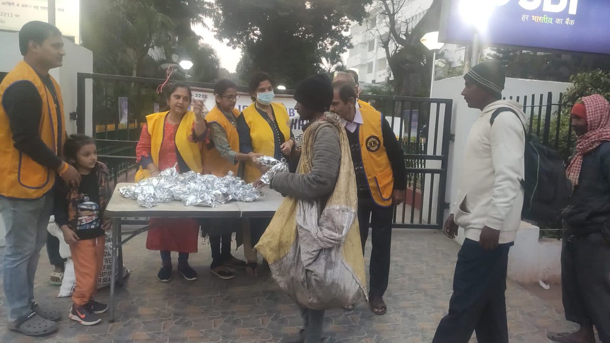 LionsPatna's tweet photo. Dated-22/02/2022 Hunger project by Lions Club Patna Vishal at Gandhi Maidan &amp; PMCH, Patna in which 200 people were served with food packets. https://t.co/s6t8cCDwSs
