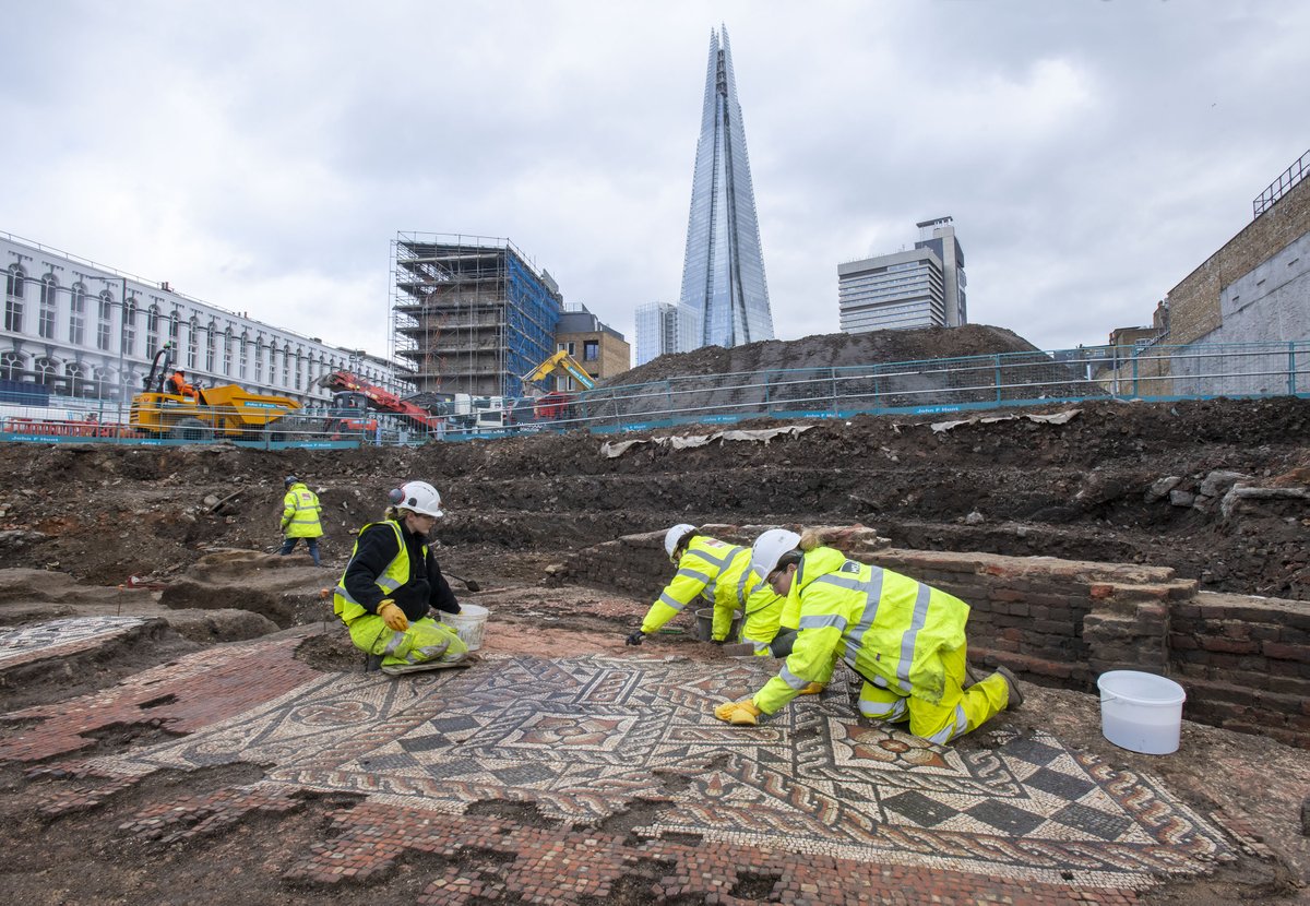 We're a bit late for #MosaicMonday but it's worth the wait!
Our archaeologists unearthed the largest area of Roman mosaic found in London in over 50 years, an incredible discovery made while working on the Liberty of Southwark - @uandiplc urban regeneration project with <a href="/TfL/">TfL</a>.