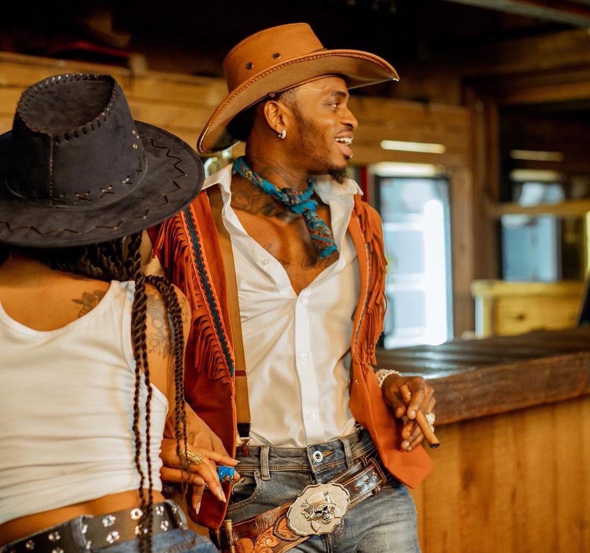 ayubu_madenge's tweet image. Wimbo mzuri, Video kali na Ubunifu wa kutosha. Lakini kuteleza kwa waandaaji wa Video kusitufanye tumvunje Moyo kijana wetu. Naamini ameona kosa, amejifunza na wakati mwingine atakuwa makini zaidi.